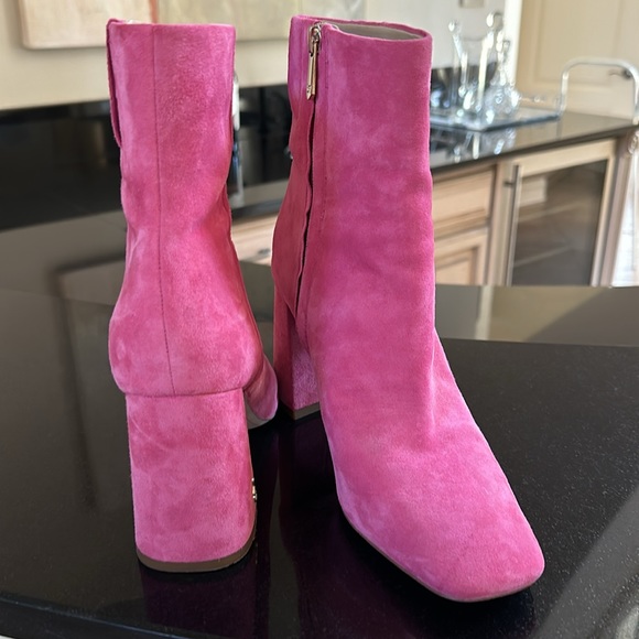 Fabulous pink suede ankle booties - Picture 3 of 4